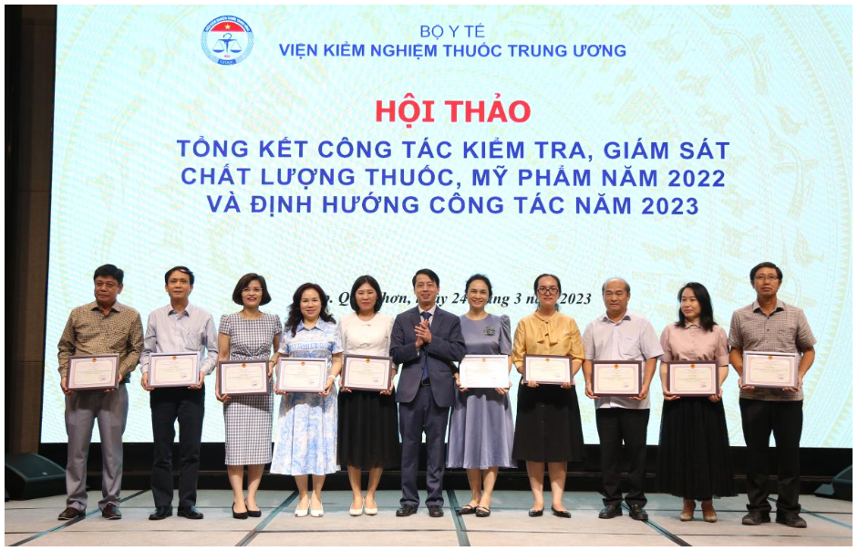 Hình ảnh: PGS.TS. Đoàn Cao Sơn – Viện trưởng Viện Kiểm nghiệm thuốc Trung ương trao tặng Giấy khen cho các tập thể và cá nhân.