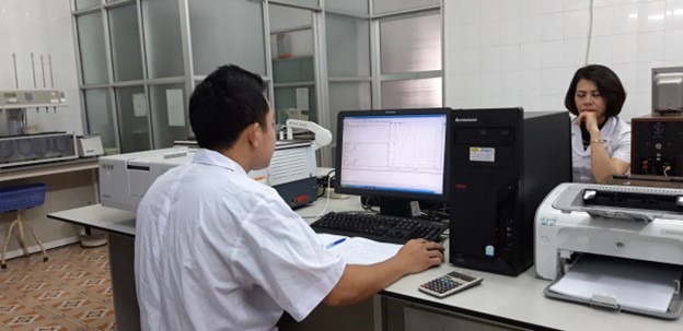 Hình ảnh: Phân tích mẫu trên máy Quang phổ UV-VIS